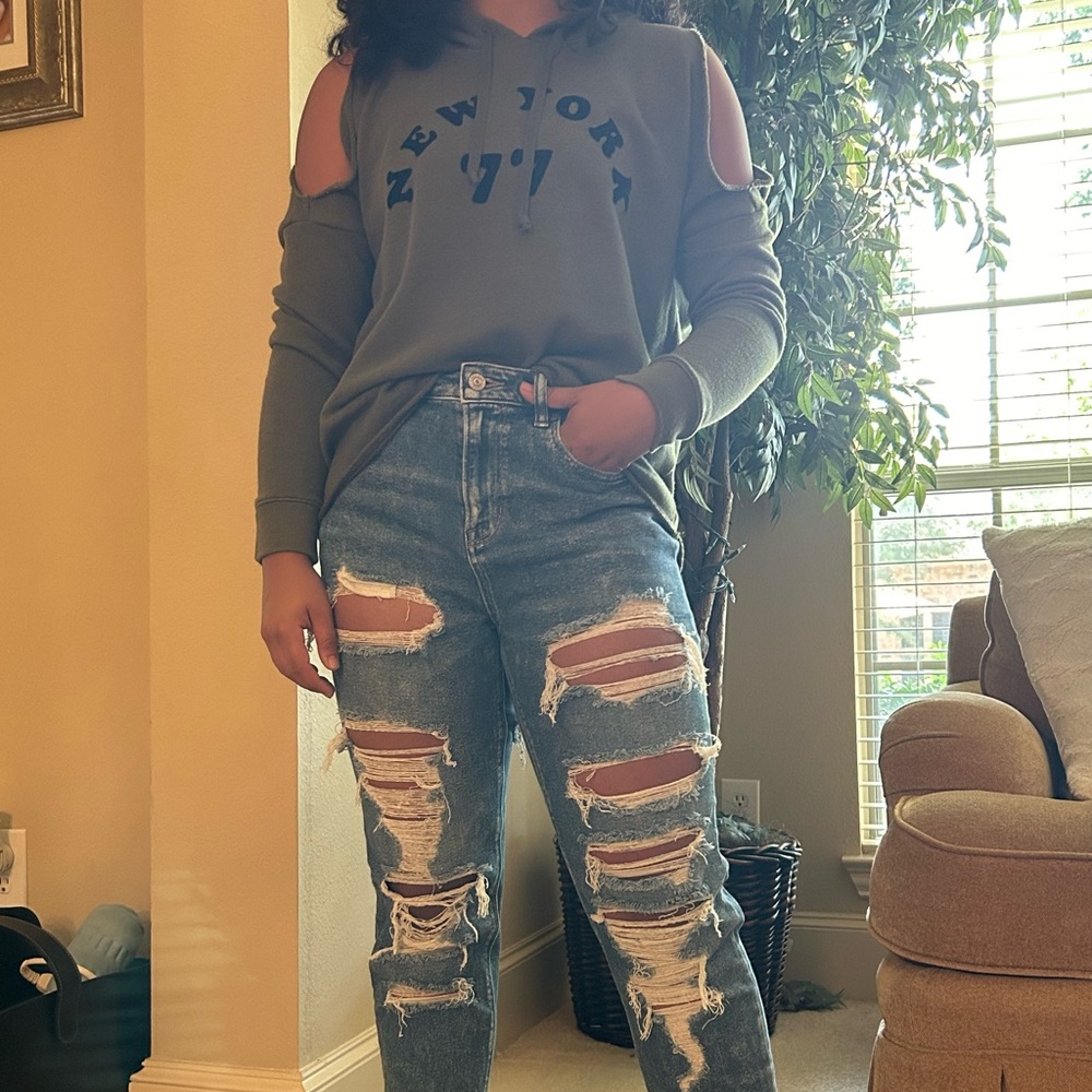 American Eagle Long sleeve shirt with shoulder cut outs